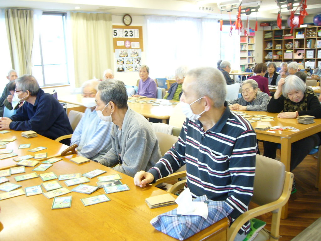 真剣 カルタ勝負 ひらつか福祉相談センター スタッフブログ 平塚 相模原 所沢の介護施設をお探しなら メディカルライフケア
